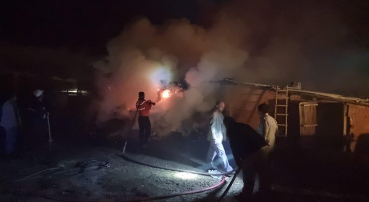 Ahır Yangınına Kepçeli Müdahale