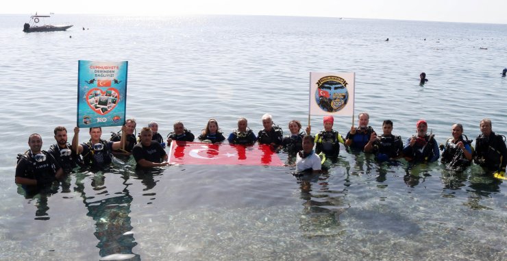 Cumhuriyet'in 100'üncü Yılında Türk Bayrağı Açıp, Dalış Yaptılar