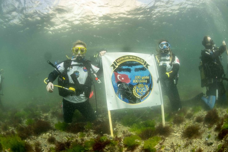 (Ek Fotoğraflarla) Dolmabahçe Sarayı Önünde Cumhuriyetin 100. Yılı İçin Daldılar