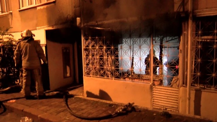 Fatih'te Yangın: Değerli Eşyalarını Kurtardılar