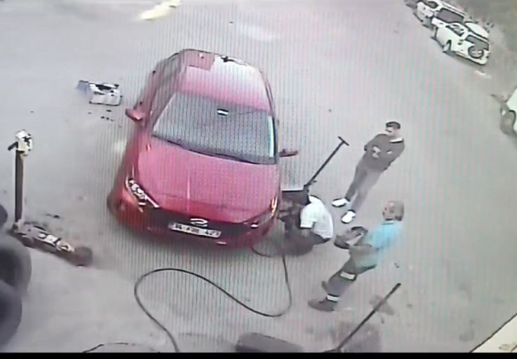 Kiraladıkları Otomobillerin Lastiklerini Çalan Şüpheliler Kamerada