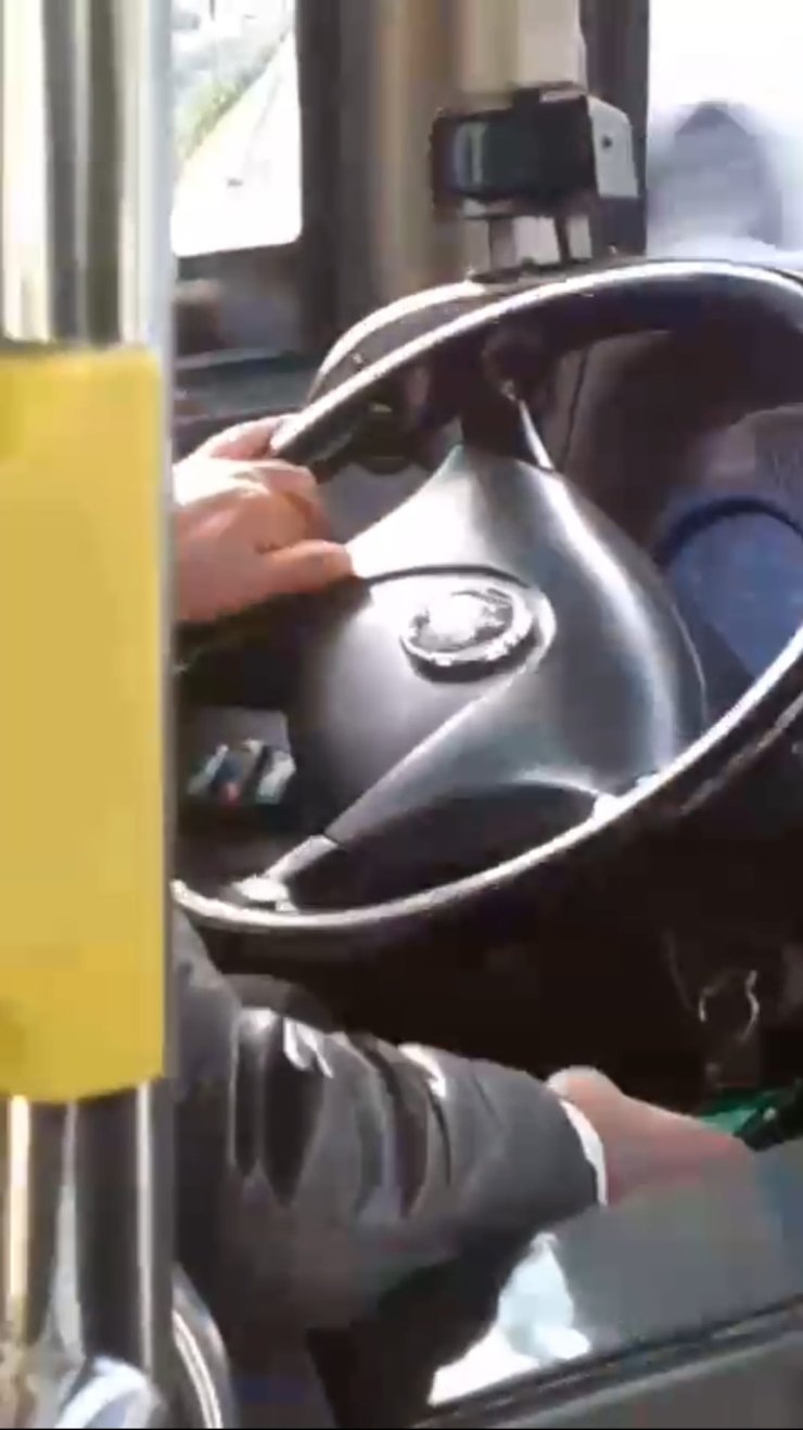 Ümraniye'de Hem Otobüs Kullandı Hem Telefonla Oynadı