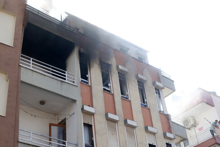 Yanan Evdeki Kadını Kuryeler Kurtardı; Köpekleri İle Yangından Kaçtılar