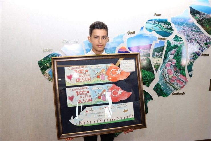 rize-valisi-baydastan-isitme-engelli-ogrenciye-100-yil-cumhuriyet-davetiyesi-surprizi-7.jpg