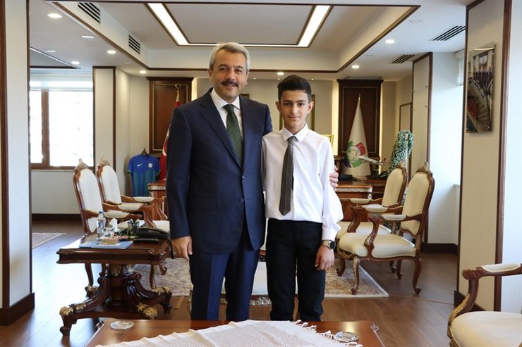 rize-valisi-baydastan-isitme-engelli-ogrenciye-100-yil-cumhuriyet-davetiyesi-surprizi-8.jpg