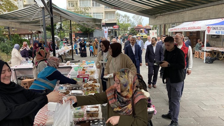 rize-valisi-ihsan-selim-baydas-geliri-filistine-bagislanmak-uzere-gulbahar-mahallesinde-acilan-hayir-carsisini-kermes-ziyaret-etti-6.jpg