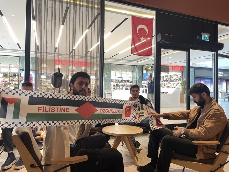 ak-parti-genclik-kollarindan-turkiye-genelindeki-starbucks-subelerinde-protesto-1.jpg
