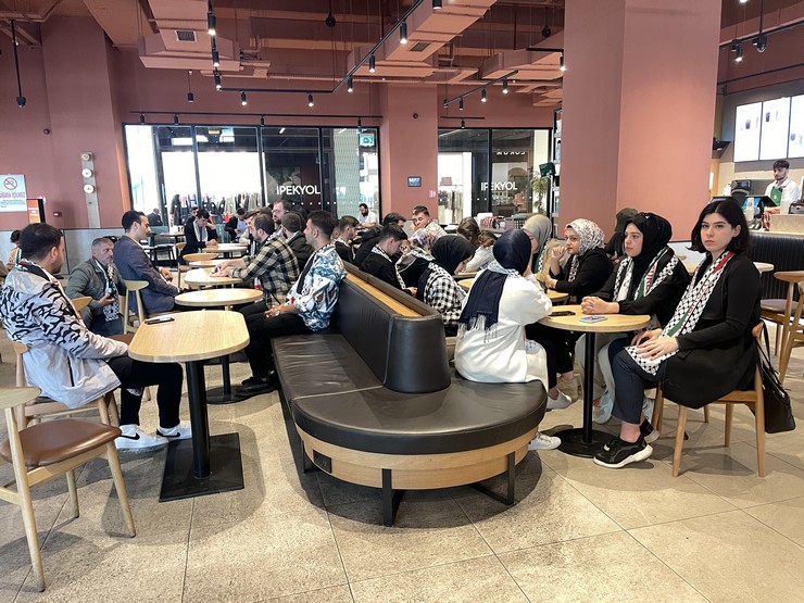 ak-parti-genclik-kollarindan-turkiye-genelindeki-starbucks-subelerinde-protesto-2.jpg