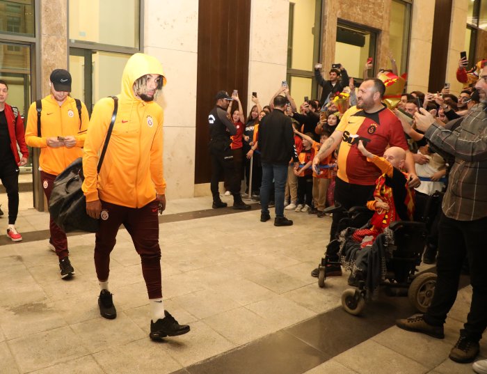 galatasaray-kafilesi-rizeye-geldi-2.jpg