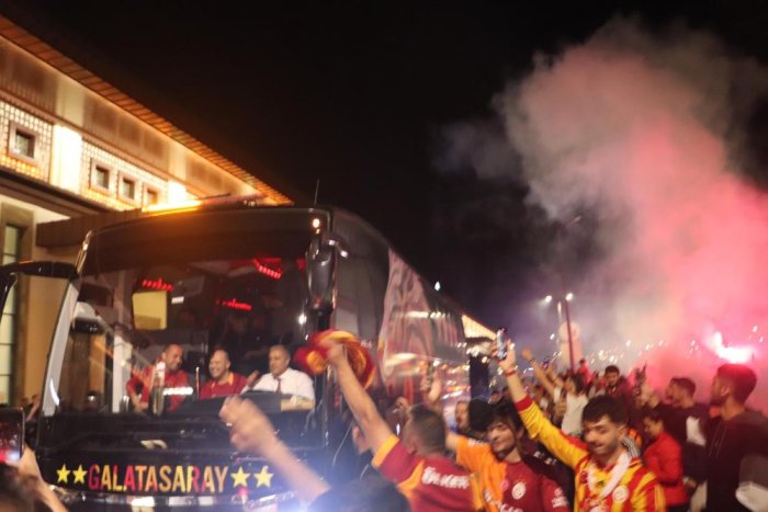 galatasaray-kafilesi-rizeye-geldi-22.jpg
