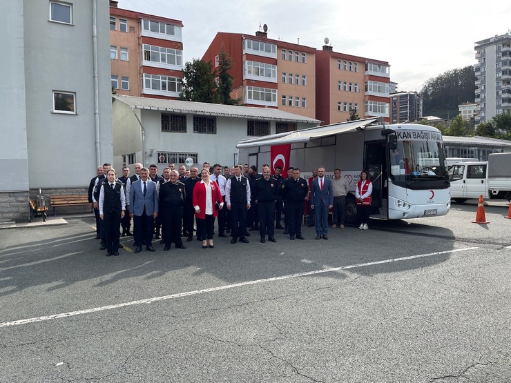 rize-il-jandarma-komutanligi-personeli-cumhuriyetin-100uncu-yili-ile-kizilay-haftasi-kapsaminda-kizilaya-kan-bagisi-desteginde-bulundu-2.jpg