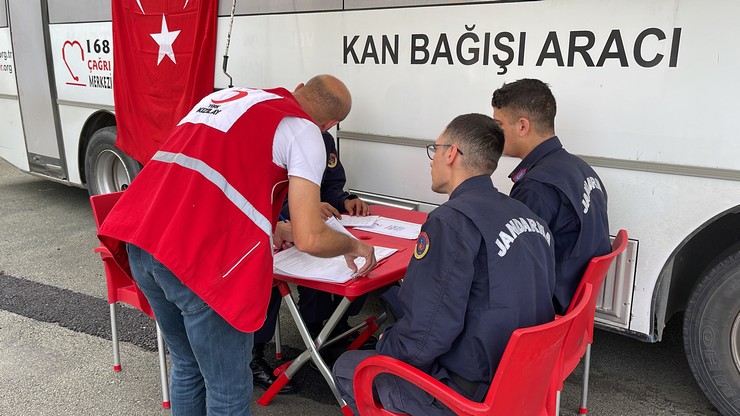 rize-il-jandarma-komutanligi-personeli-cumhuriyetin-100uncu-yili-ile-kizilay-haftasi-kapsaminda-kizilaya-kan-bagisi-desteginde-bulundu-5.jpg
