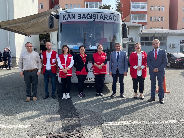 rize-il-jandarma-komutanligi-personeli-cumhuriyetin-100uncu-yili-ile-kizilay-haftasi-kapsaminda-kizilaya-kan-bagisi-desteginde-bulundu-8.jpg