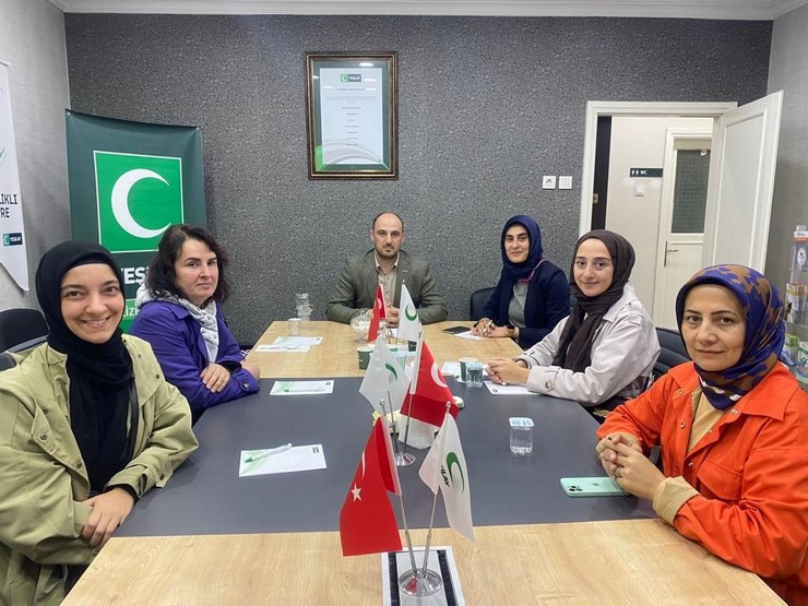 yesilay-rize-sube-baskani-selcuk-besikci-kadin-komisyonu-baskani-ve-yonetimi-ile-ilk-toplantisini-gerceklestirdi-2.jpg