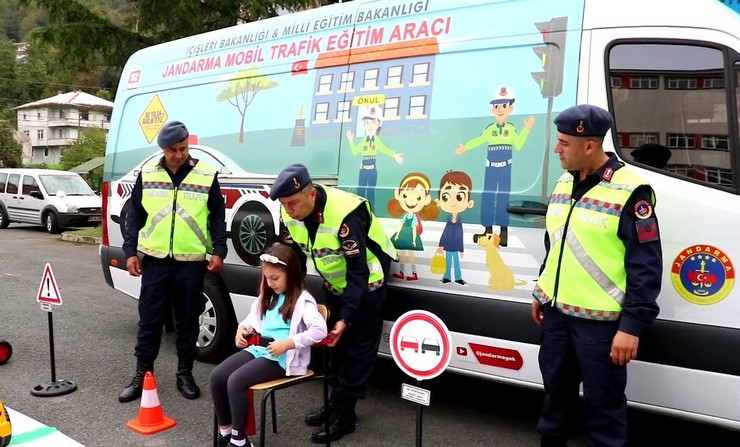 rizede-jandarma-ekipleri-128-ilkogretim-ogrencisine-trafik-egitimi-verdi-3.jpg