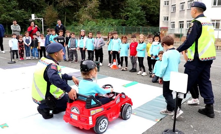 rizede-jandarma-ekipleri-128-ilkogretim-ogrencisine-trafik-egitimi-verdi-4.jpg
