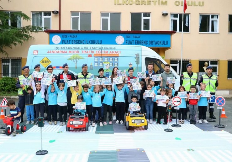 rizede-jandarma-ekipleri-128-ilkogretim-ogrencisine-trafik-egitimi-verdi-5.jpg