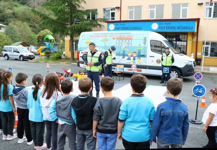 rizede-jandarma-ekipleri-128-ilkogretim-ogrencisine-trafik-egitimi-verdi-6.jpg