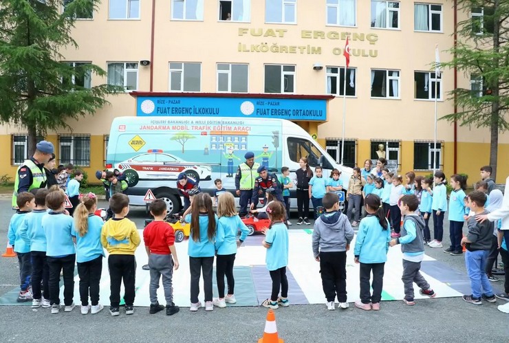 rizede-jandarma-ekipleri-128-ilkogretim-ogrencisine-trafik-egitimi-verdi-7.jpg