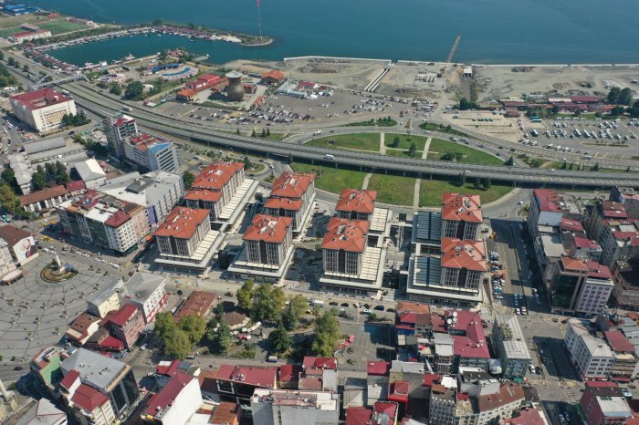 belediye-bloklari-ve-doktorlar-sitesi-yerine-yapilan-rize-ticaret-merkezi-1.jpg