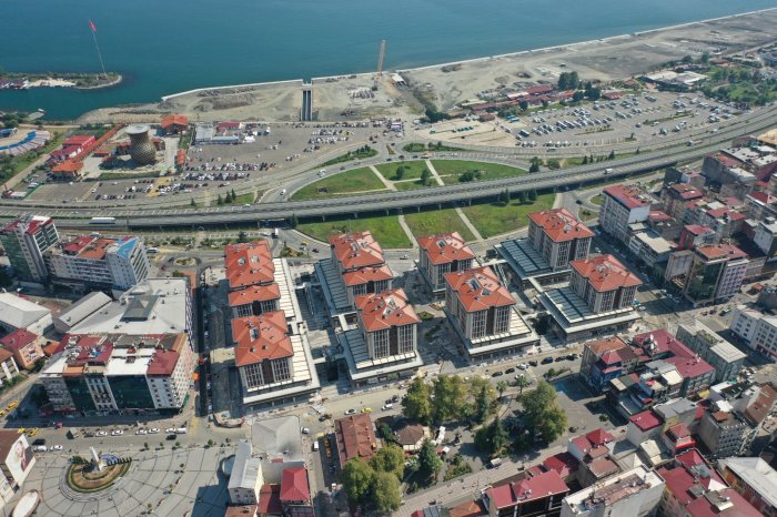 belediye-bloklari-ve-doktorlar-sitesi-yerine-yapilan-rize-ticaret-merkezi-7.jpg