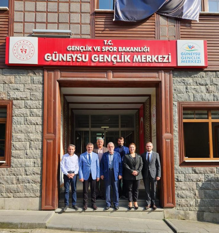 turk-kizilayi-dogu-karadeniz-bolge-muduru-dr-dila-baran-ve-rize-sube-baskani-bahattin-karali-kizilay-haftasi-munasebetiyle-guneysuda-ogrenim-cagi-disindaki-ozel-genclerle-yurutulen-ureten-genclik-projesin-4.jpg