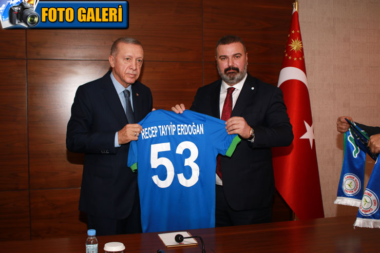 caykur-rizespor-kulubu-baskani-turgut-cumhurbaskani-erdogana-atmaca-heykeli-hediye-etti.jpg