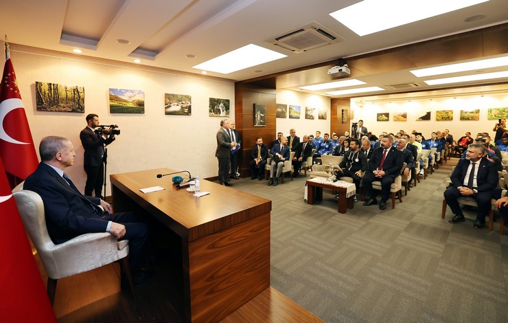 cumhurbaskani-recep-tayyip-erdogan-rizedeki-programi-kapsaminda-caykur-rizespor-kulubu-yonetimi-teknik-heyeti-ve-futbolcularini-kabul-etti-1.jpg