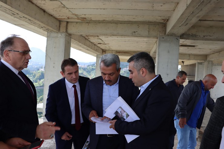 rize-valisi-ihsan-selim-baydas-rizede-yapimi-devam-eden-okul-insaatlarini-gezerek-incelemelerde-bulundu-2.jpg