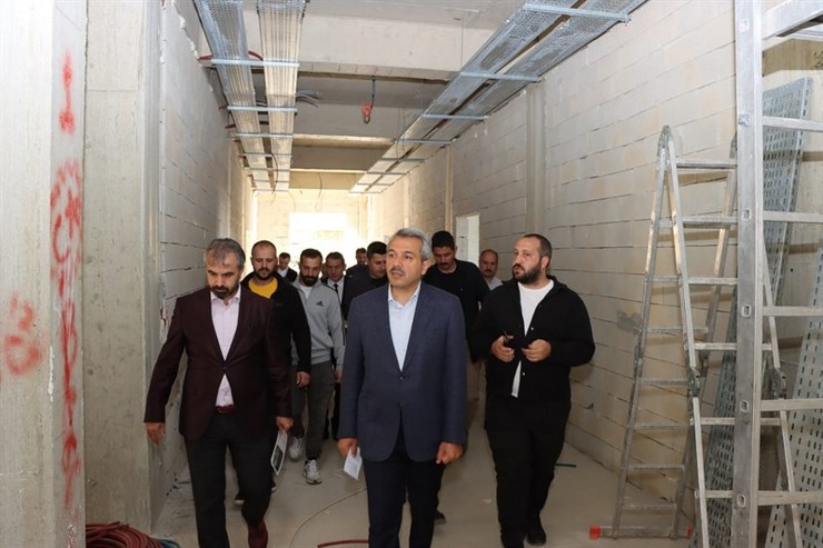 rize-valisi-ihsan-selim-baydas-rizede-yapimi-devam-eden-okul-insaatlarini-gezerek-incelemelerde-bulundu-4.jpg