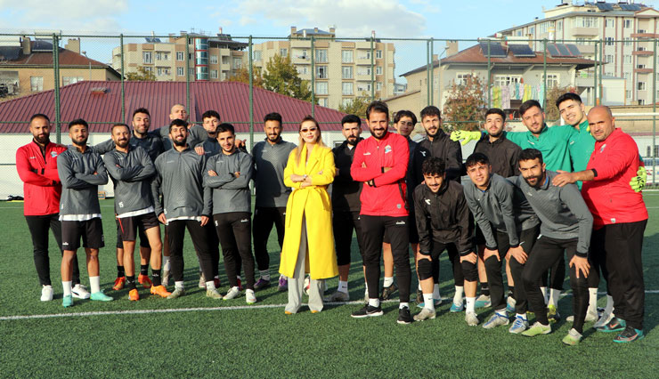 hicran-isaoglu-vanda-erkek-futbol-takimina-kadin-baskan-3.jpg