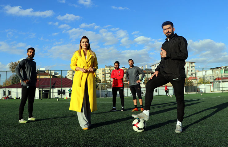 hicran-isaoglu-vanda-erkek-futbol-takimina-kadin-baskan.jpg