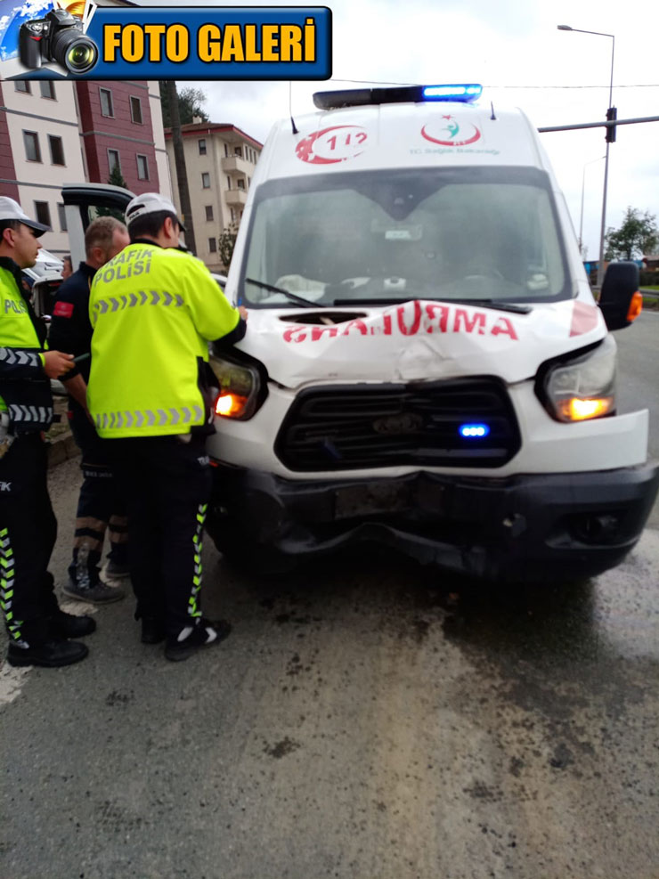 rizede-ambulans-ile-otomobilin-carpistigi-kazada-6-kisi-yaralandi.jpg