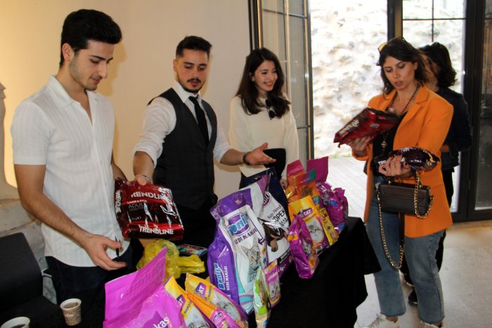 sinop-universitesi-yasam-dostlari-ogrenci-kulubu-tarafindan-sahipsiz-hayvanlara-destek-amaciyla-eglence-programi-duzenlendi-2.jpg