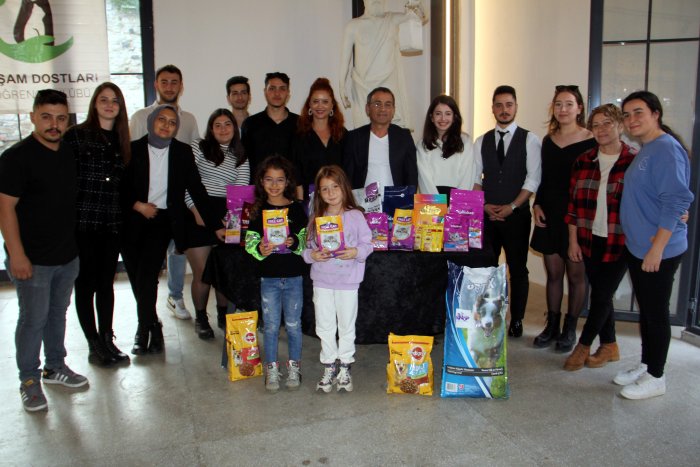 sinop-universitesi-yasam-dostlari-ogrenci-kulubu-tarafindan-sahipsiz-hayvanlara-destek-amaciyla-eglence-programi-duzenlendi-3.jpg