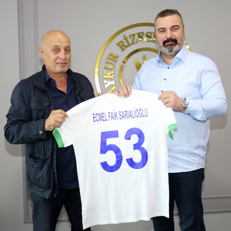 caykur-rizespor-baskani-ibrahim-turgut-istanbulspor-baskani-ecmel-faik-sarialiogluna-ve-baskan-yardimcisi-muhammet-meteye-forma-ve-atmaca-heykeli-hediye-etti-1.jpg
