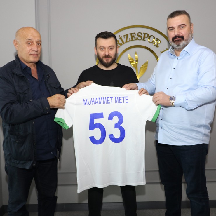 caykur-rizespor-baskani-ibrahim-turgut-istanbulspor-baskani-ecmel-faik-sarialiogluna-ve-baskan-yardimcisi-muhammet-meteye-forma-ve-atmaca-heykeli-hediye-etti-2.jpg