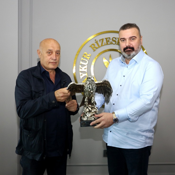 caykur-rizespor-baskani-ibrahim-turgut-istanbulspor-baskani-ecmel-faik-sarialiogluna-ve-baskan-yardimcisi-muhammet-meteye-forma-ve-atmaca-heykeli-hediye-etti-3.jpg