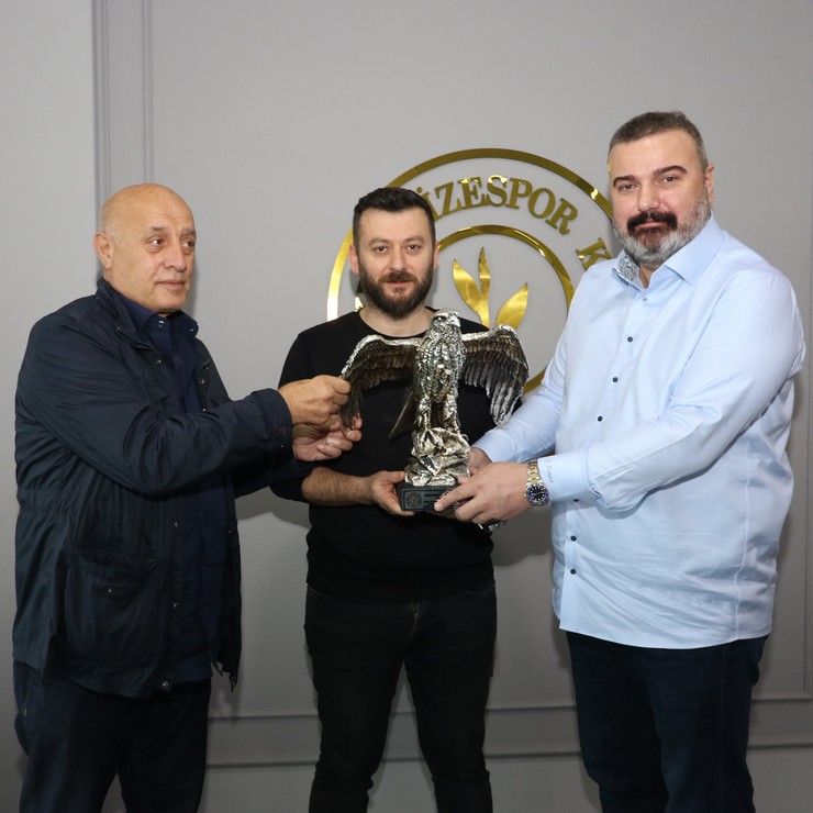 caykur-rizespor-baskani-ibrahim-turgut-istanbulspor-baskani-ecmel-faik-sarialiogluna-ve-baskan-yardimcisi-muhammet-meteye-forma-ve-atmaca-heykeli-hediye-etti-4.jpg