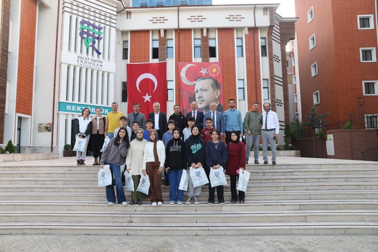 erzurum-15-temmuz-sehitleri-imam-hatip-ortaokulu-ogrencileri-recep-tayyip-erdogan-universitesini-ziyaret-etti-2.jpg