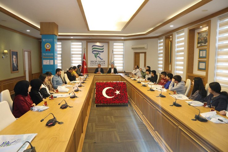 erzurum-15-temmuz-sehitleri-imam-hatip-ortaokulu-ogrencileri-recep-tayyip-erdogan-universitesini-ziyaret-etti-3.jpg