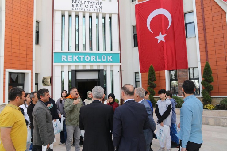 erzurum-15-temmuz-sehitleri-imam-hatip-ortaokulu-ogrencileri-recep-tayyip-erdogan-universitesini-ziyaret-etti-4.jpg