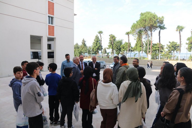 erzurum-15-temmuz-sehitleri-imam-hatip-ortaokulu-ogrencileri-recep-tayyip-erdogan-universitesini-ziyaret-etti-5.jpg