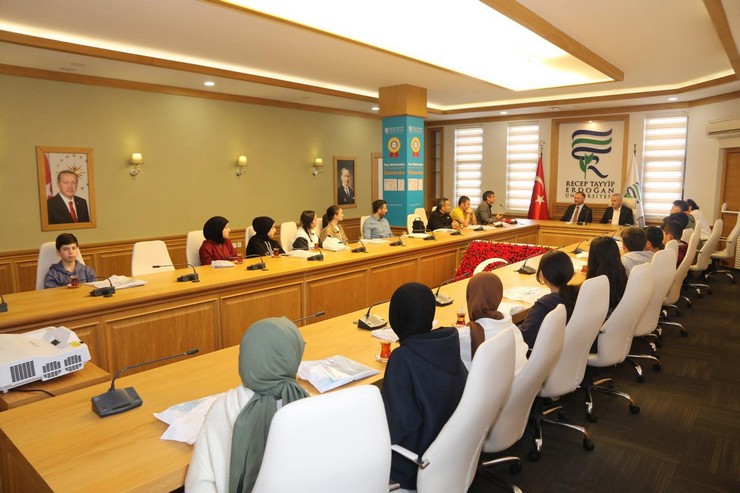 erzurum-15-temmuz-sehitleri-imam-hatip-ortaokulu-ogrencileri-recep-tayyip-erdogan-universitesini-ziyaret-etti-7.jpg