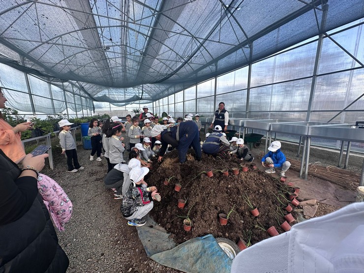 rizede-ogrencilere-tarimsal-uretimin-onemini-ve-faydalarini-anlatmak-amaciyla-vakiflar-ilkogretim-1-a-sinifi-ogrencileri-tarimsal-uretimle-tanisti-1.jpg