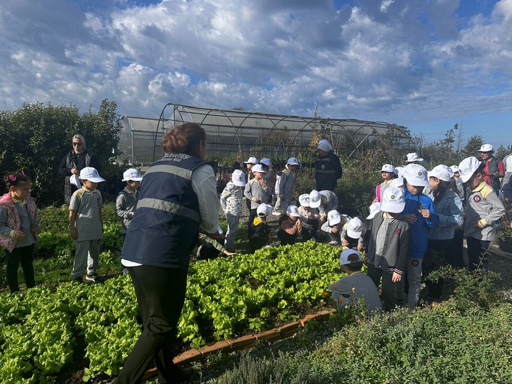rizede-ogrencilere-tarimsal-uretimin-onemini-ve-faydalarini-anlatmak-amaciyla-vakiflar-ilkogretim-1-a-sinifi-ogrencileri-tarimsal-uretimle-tanisti-2.jpg