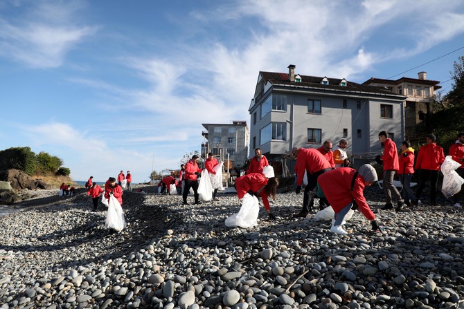 rizenin-iyidere-ilcesinde-deniz-kiyisinda-yapilan-temizlik-calismasinda-200-kilogram-atik-toplandi-2.jpg