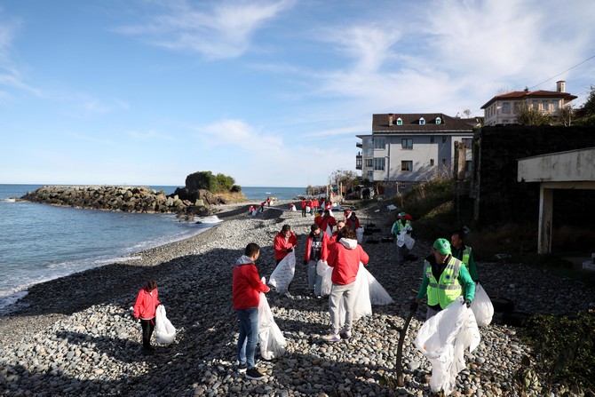 rizenin-iyidere-ilcesinde-deniz-kiyisinda-yapilan-temizlik-calismasinda-200-kilogram-atik-toplandi-4.jpg