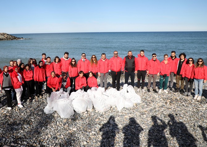 rizenin-iyidere-ilcesinde-deniz-kiyisinda-yapilan-temizlik-calismasinda-200-kilogram-atik-toplandi-5.jpg