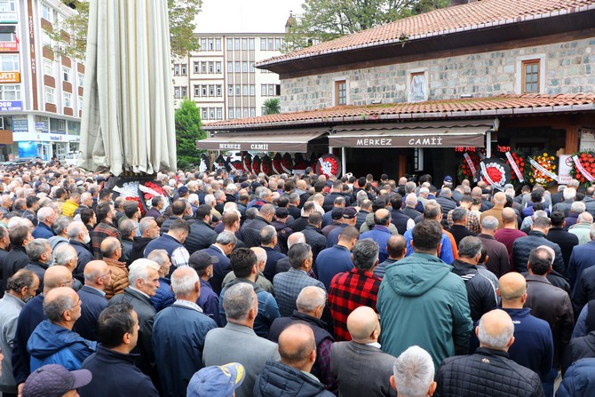 rizede-kalp-krizi-sonucu-hayatini-kaybeden-chp-findikli-ilce-baskani-kadirhan-kadioglu-icin-findikli-merkez-camiinde-ogleden-sonra-cenaze-namazi-kilindi-1.jpg